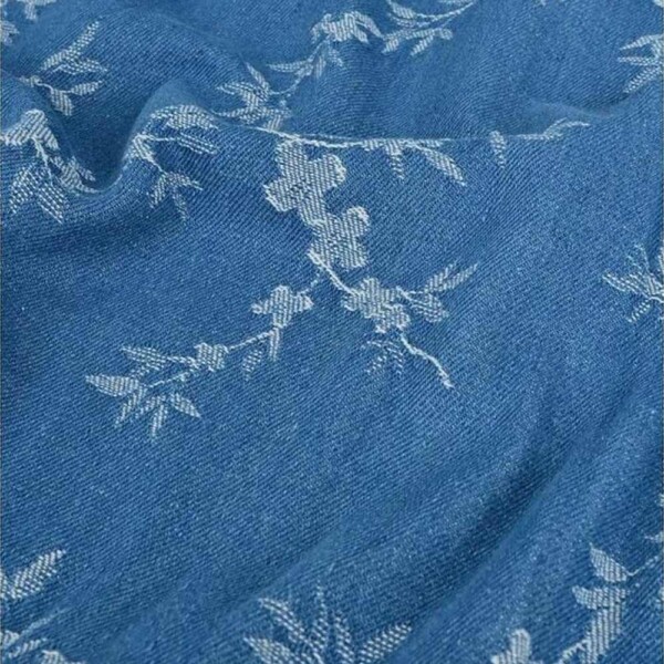 Farkunsininen jacquard-kudottu denim-kangas kukkivilla oksilla