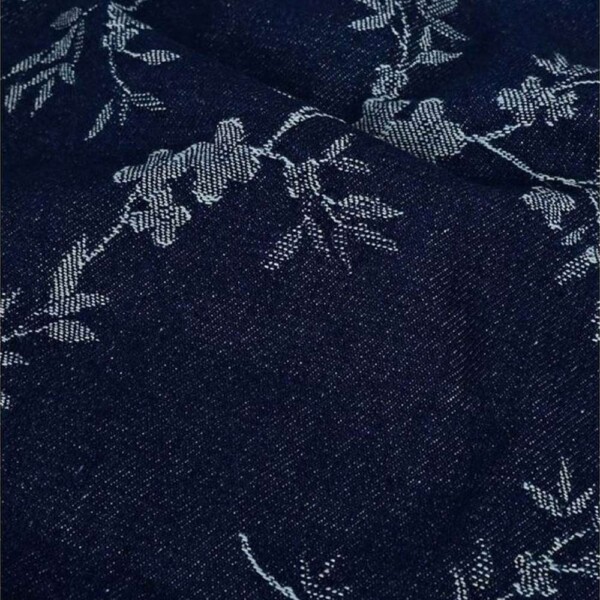 Jacquard-kudottu denim-kangas navy-sävyssä kukkiva oksa -kuviolla