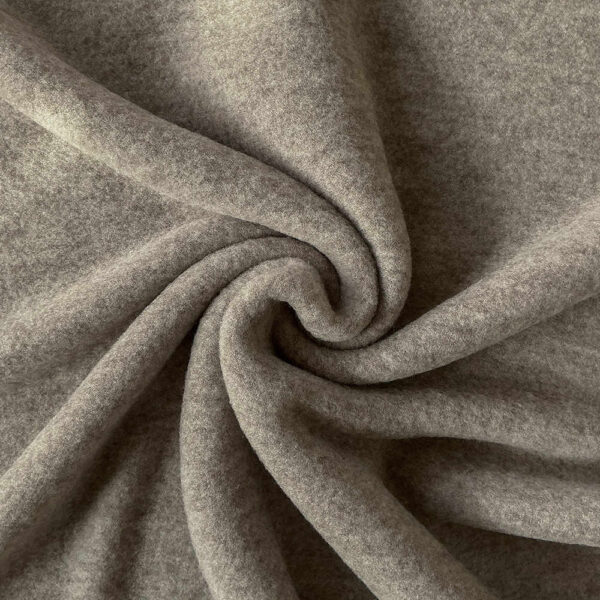 Lys Taupe merinould fleece, snoet i en spiral, så faldet ses