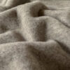 Lys Taupe merinould fleece, tæt på den bløde fleeceoverflade