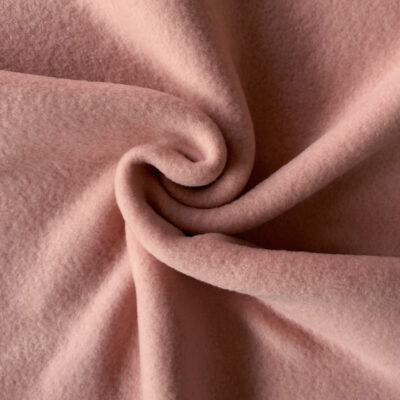 Pudderrosa merinould fleece, snoet i en spiral, så faldet ses