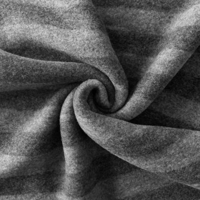 Gråstribet merinould fleece, snoet i en spiral, så faldet ses
