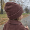 Teglrød merinould fleece, syet op som hue