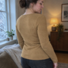Karamel merinould jersey, syet op som langærmet bluse