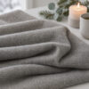 Lys Taupe merinould fleece, foldet ved levende lys