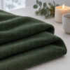 Mosgrøn merinould fleece, foldet ved levende lys