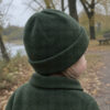 Mosgrøn merinould fleece, syet op som hue