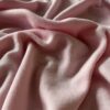 Taupe merinould jersey, tæt på ribstrikkens struktur