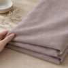 Taupe merinould jersey, foldet i varmt lys