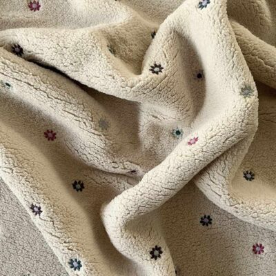 Teddy - Lilla blomster broderi på ecru