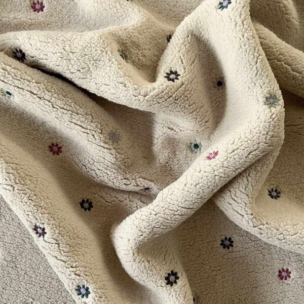 Teddy - Lilla blomster broderi på ecru
