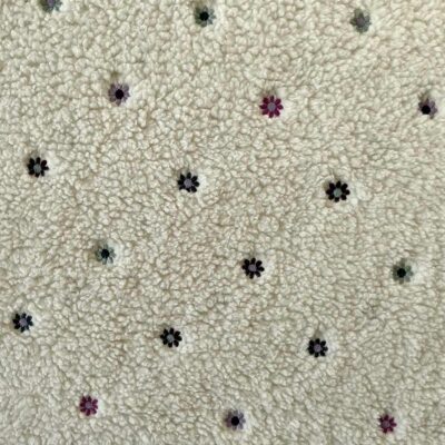Teddy - Lilla blomster broderi på hvid