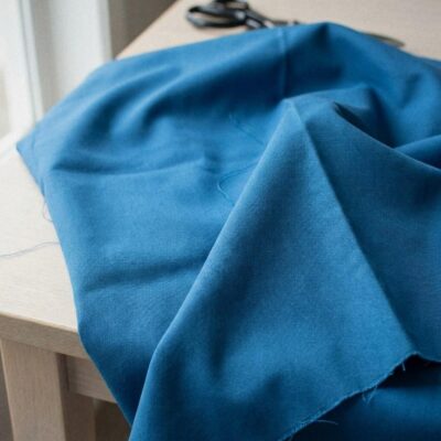 Anorakstof i azurblå, twill i polyester og bomuld