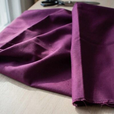 Anorakstof i blomme, twill i polyester og bomuld