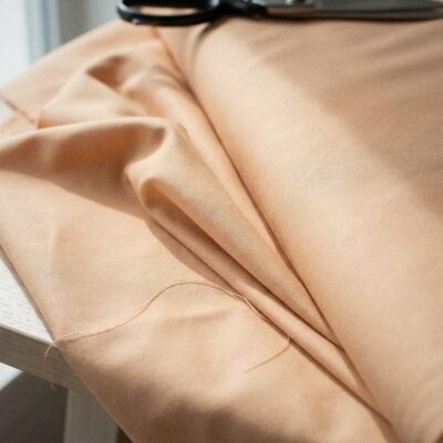 Anorakstof i fersken, twill i polyester og bomuld