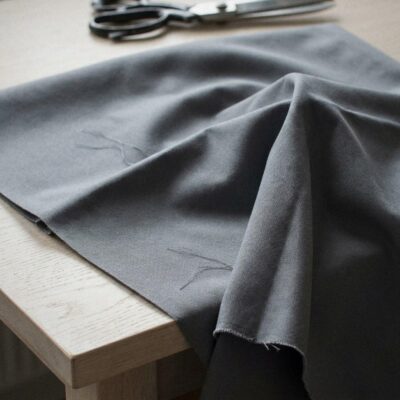 Anorakstof i grå, twill i polyester og bomuld