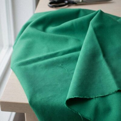 Anorakstof i smaragdgrøn, twill i polyester og bomuld