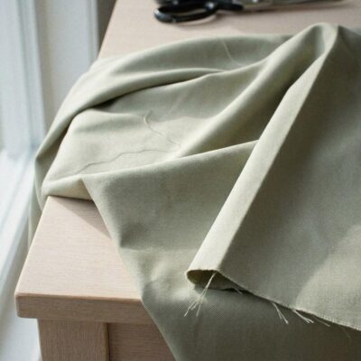 Anorakstof i stengrå, twill i polyester og bomuld