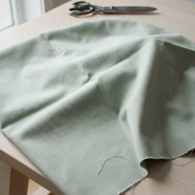 Anorakstof i støvet grøn, twill i polyester og bomuld