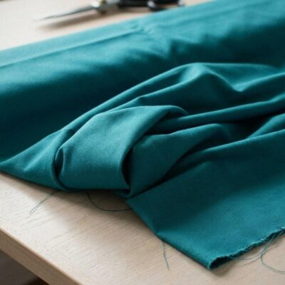 Anorakstof i turkis, twill i polyester og bomuld