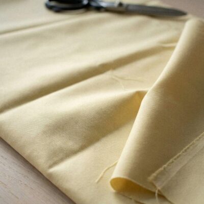 Anorakstof i vanilje, twill i polyester og bomuld
