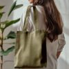 Tote bag sewn in olive canvas fabric (AI-generated illustration)