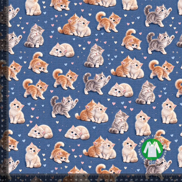 Killinger og hjerter på denimblå, digitalprint jersey på 36x36 cm mållinjal, så rapporten ses i naturlig størrelse