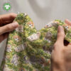 Killinger på blomstereng, digitalprint jersey draperet, så stoffets fald og blødhed ses