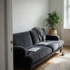 Sofa betrukket med møbelvelour i antracitgrå (AI-genereret illustration)