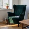 Lænestol betrukket med møbelvelour i flaskegrøn (AI-genereret illustration)