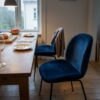 Ruokapöydän tuolit verhoiltu laivastonsinisellä verhoiluveluurilla