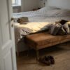 Penkki verhoiltu tupakanruskealla verhoiluveluurilla