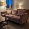 Sofa betrukket med møbelvelour i rosa (AI-genereret illustration)