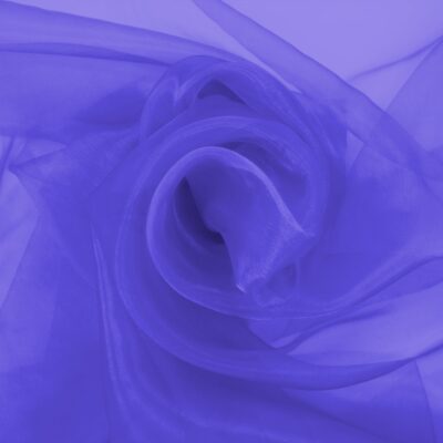 Sinivioletti organza pehmeissä laskoksissa, kevyt ja läpikuultava kangas