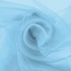 Taivaansininen organza pehmeissä laskoksissa, kevyt ja läpikuultava kangas