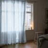Jääsininen organza -verho ikkunan edessä