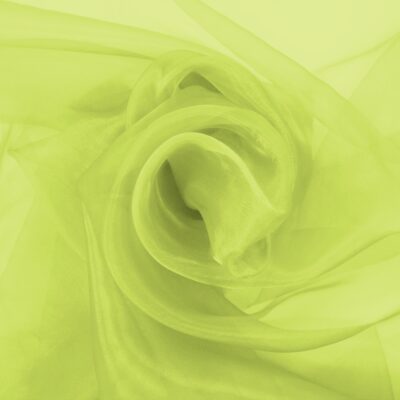 Limenvihreä organza pehmeissä laskoksissa, kevyt ja läpikuultava kangas