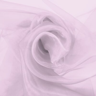 Vaaleanpunainen organza pehmeinä laskoksina, kevyt ja läpikuultava kangas