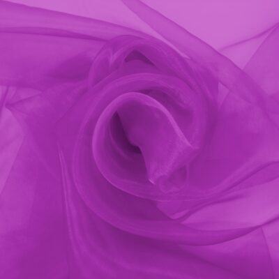 Magenta organza pehmeinä laskoksina, kevyt ja läpikuultava kangas