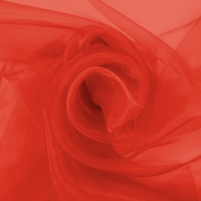 Punainen organza pehmeinä poimuina, kevyt ja läpikuultava kangas