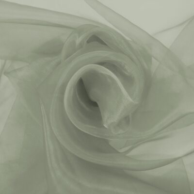 Salvianvihreä organza pehmeissä laskoksissa, kevyt ja läpikuultava kangas