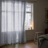 Hopeanharmaa organzaverho ikkunan edessä