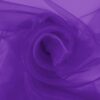 Violetti organza pehmeissä laskoksissa, kevyt ja läpikuultava kangas