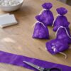 Violetista organzasta ommellut lahjapussit