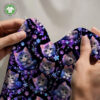 Ultraviolette killinger på sort, digitalprint jersey draperet, så stoffets fald og blødhed ses
