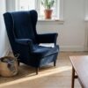 Lænestol betrukket med velour i mørk navy (AI-genereret illustration)