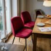 Spisestuestole betrukket med velour i rød (AI-genereret illustration)