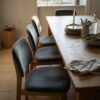 Ruokapöydän tuolit verhoiltu liuskeenharmaalla veluurilla