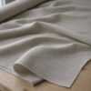 Vlieseline LE420 strygeindlæg til læder i beige, lagt i bløde folder (AI-genereret illustration)